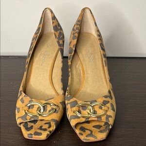 Jessica Simpson Brown and Gold Heels with Elegant Design